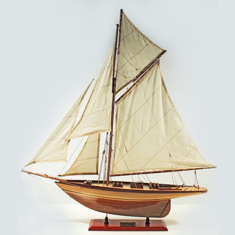 Modelo artesanal de barco de vela de Avel