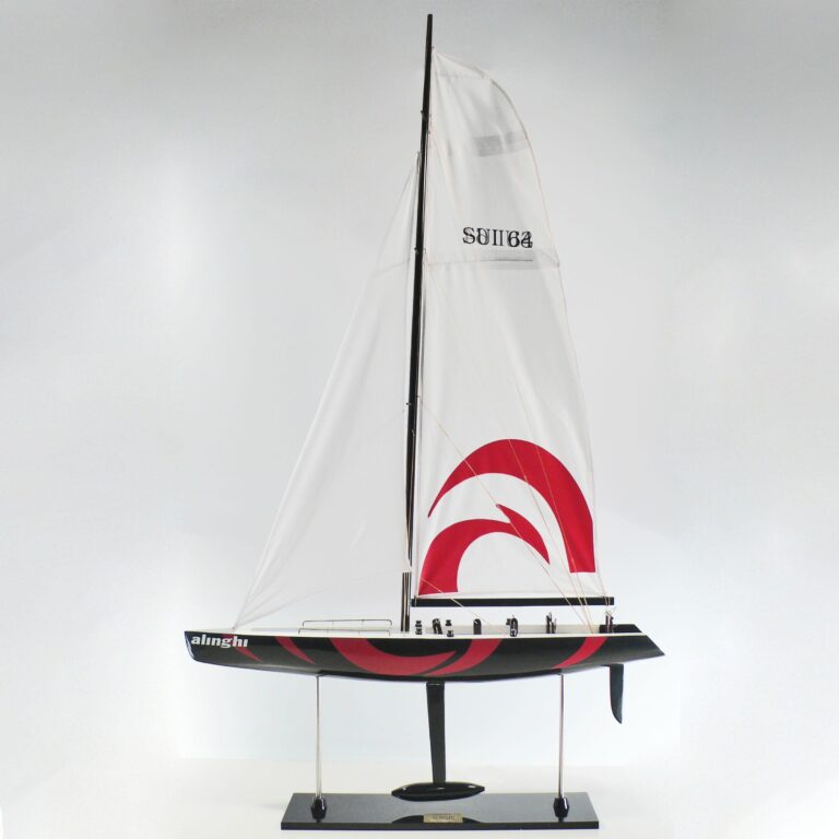 Modelo artesanal de barco de vela de la Alinghi