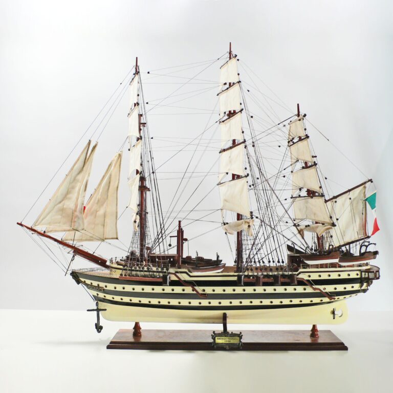 Un modelo de velero histórico hecho a mano de la Amerigo Vespucci