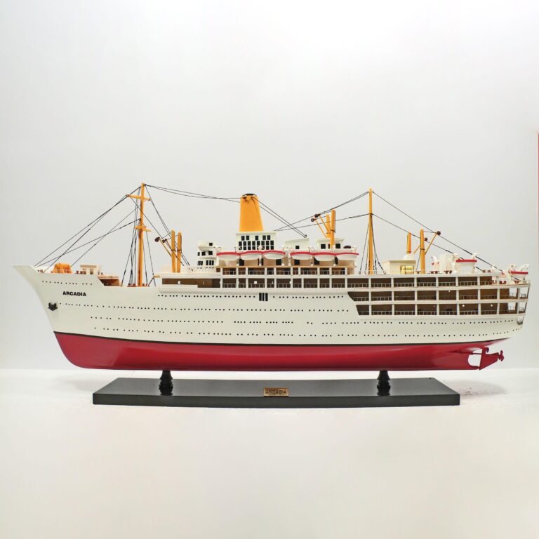Modelo de crucero hecho a mano de madera de la Arcadia
