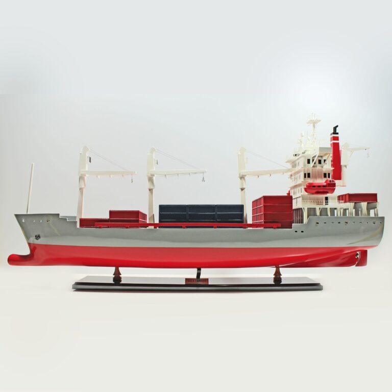Modelo de barco de carga de madera hecho a mano