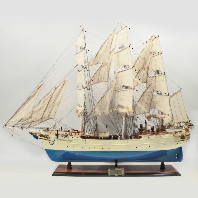 Un modelo de velero histórico hecho a mano de la Christian Radich
