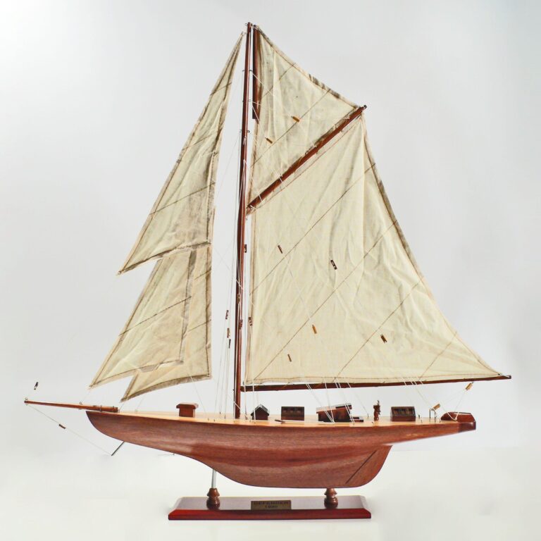 Modelo artesanal de barco de vela de la Defender