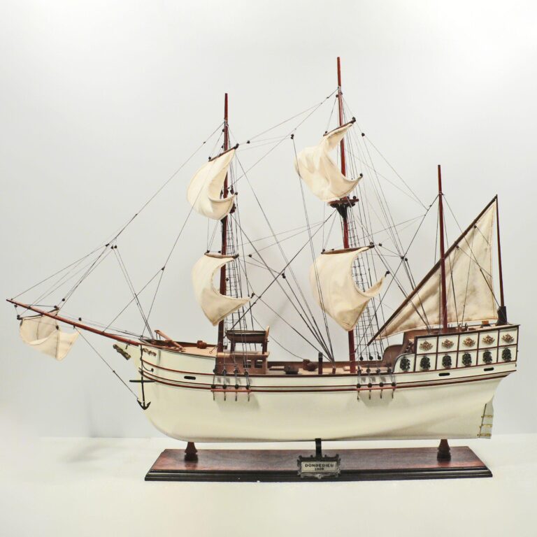 Un modelo de velero histórico hecho a mano de la Donde Dieu