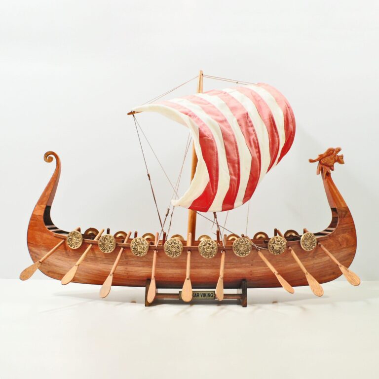 Un modelo de velero histórico hecho a mano de la Drakkar Viking