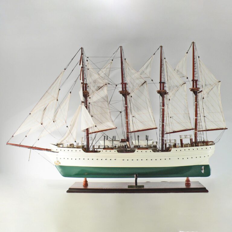 Un modelo de velero histórico hecho a mano de la El Canoe