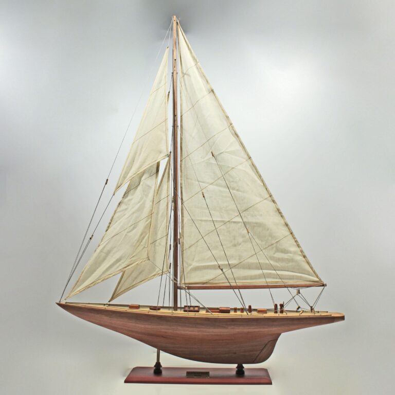 Modelo artesanal de barco de vela de la Enterprise