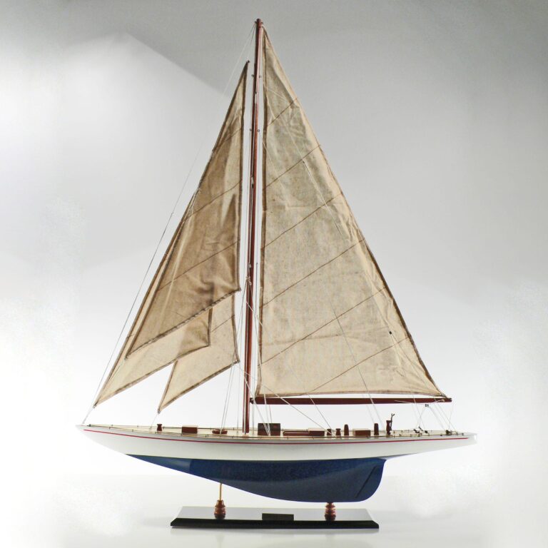 Modelo artesanal de barco de vela de la Enterprise