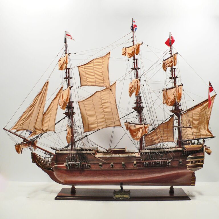 Un modelo de velero histórico hecho a mano de la HMS Surprise