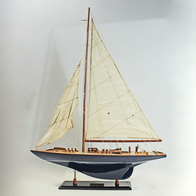 Modelo artesanal de barco de vela de la Endeavour