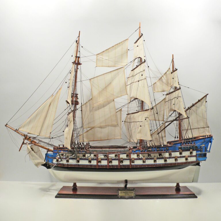 Un modelo de velero histórico hecho a mano de la Le Protecteur