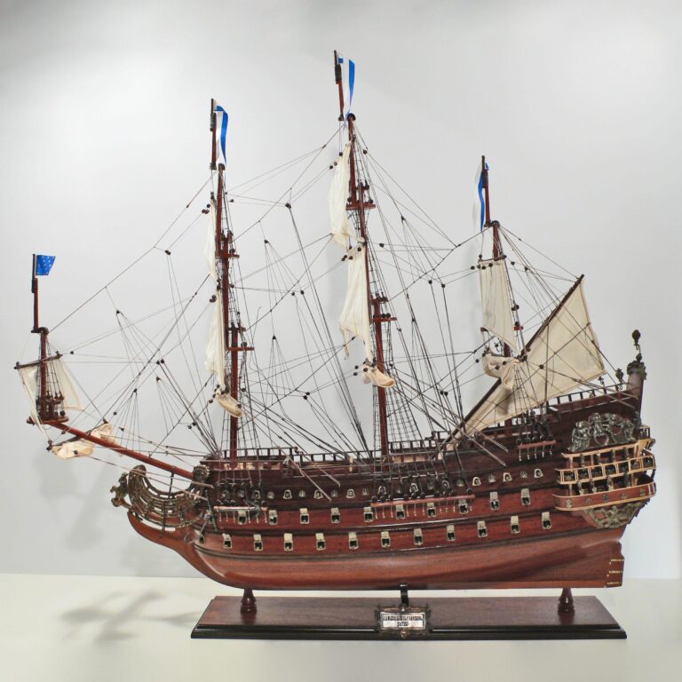 Un modelo de velero histórico hecho a mano de la Le Soleil Royal