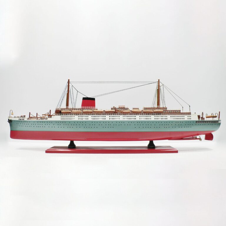 Modelo de crucero hecho a mano de madera de la Lenanic