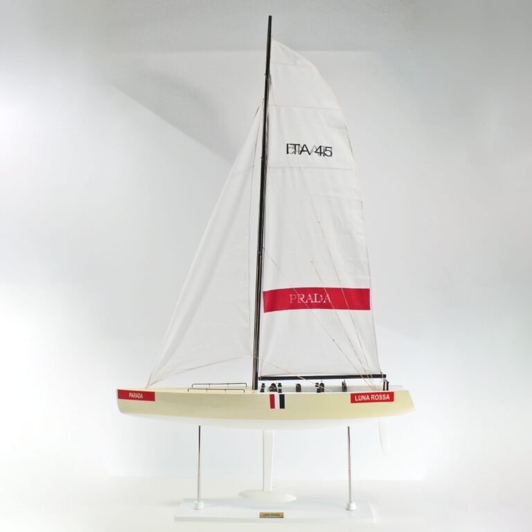Modelo artesanal de barco de vela de la Luna Rossa