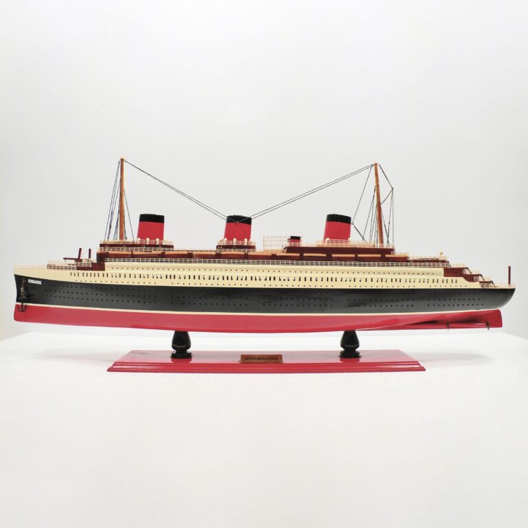 Modelo de crucero hecho a mano de madera de la Normandie
