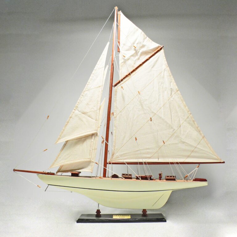 Modelo artesanal de barco de vela de la Defender