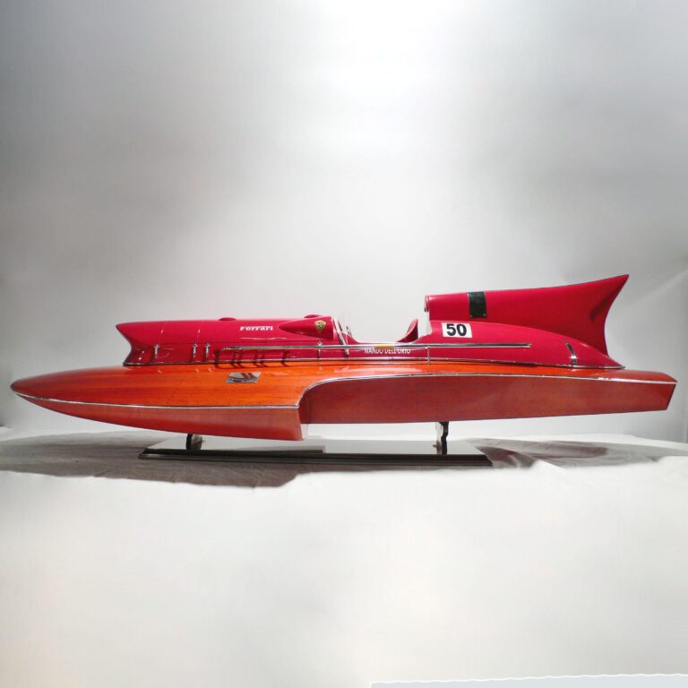 El modelo de lancha rápida hecho a mano de la Ferrari Hydroplanes
