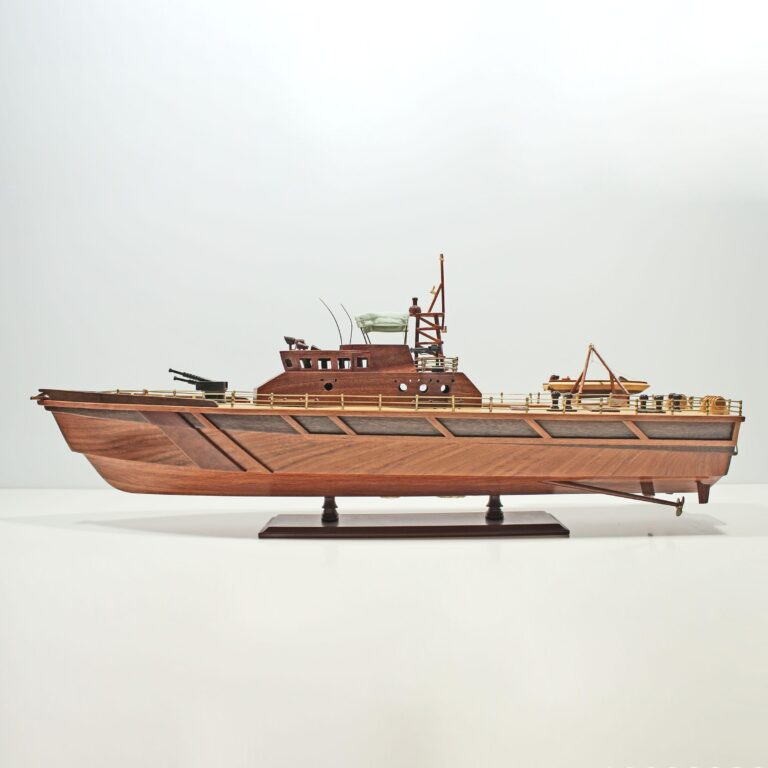 Modelo de buque de guerra hecho a mano de la Patrol