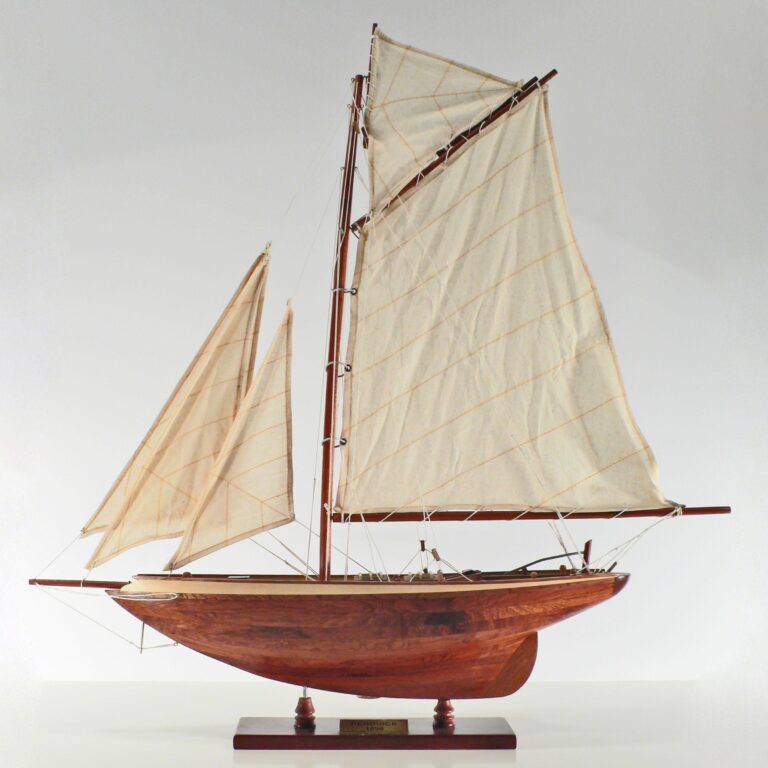 Modelo artesanal de barco de vela de la Pen Duick
