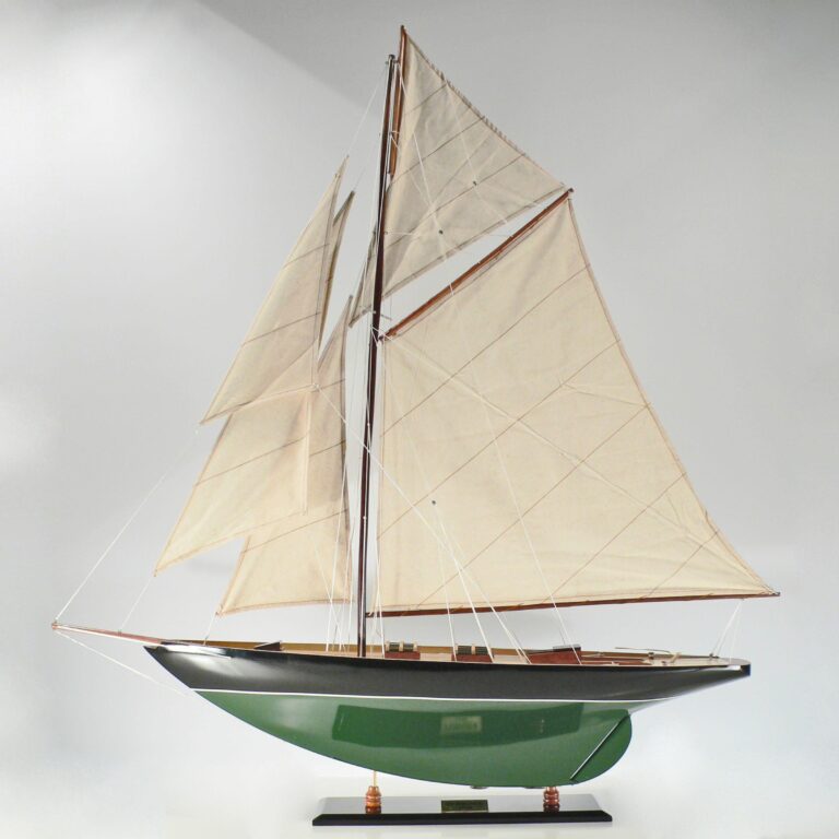 Modelo artesanal de barco de vela de la Pen Duick