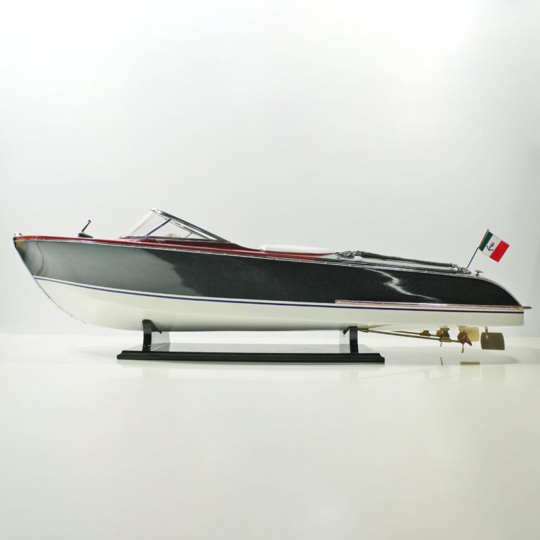 El modelo de lancha rápida hecho a mano de la Riva Aquariva