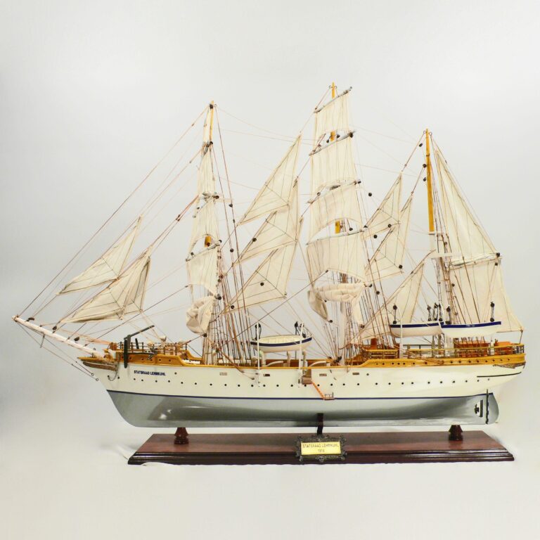 Un modelo de velero histórico hecho a mano de la Statrad Lehmkuhl