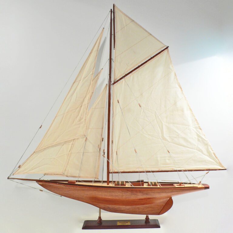 Modelo artesanal de barco de vela de Tuiga
