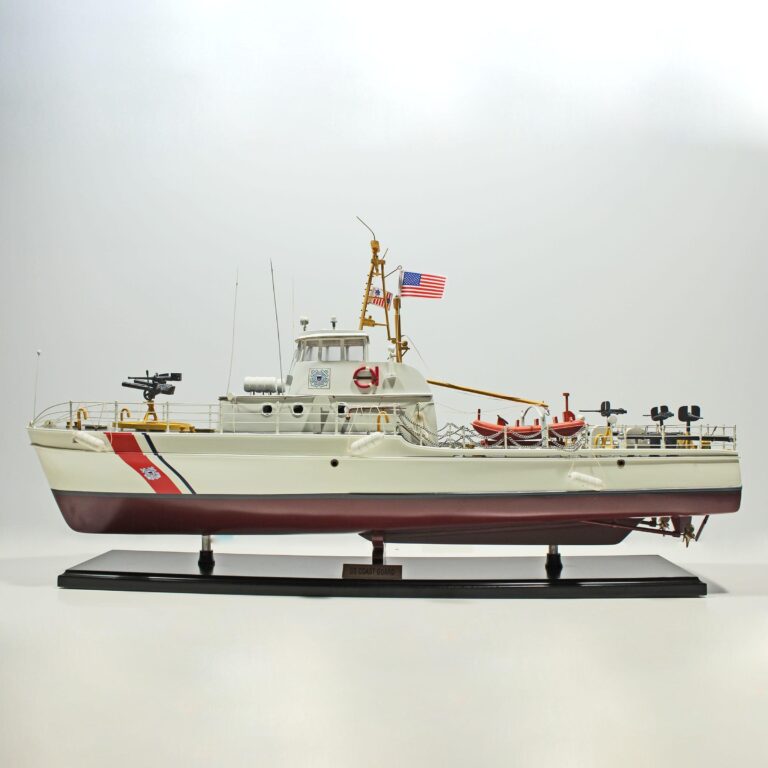 Modelo de buque de guerra hecho a mano de la US Coast Guard
