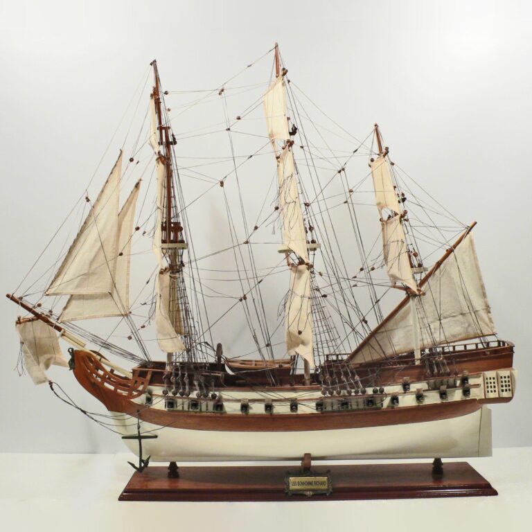 Un modelo de velero histórico hecho a mano de la USS Bonhomme Richard