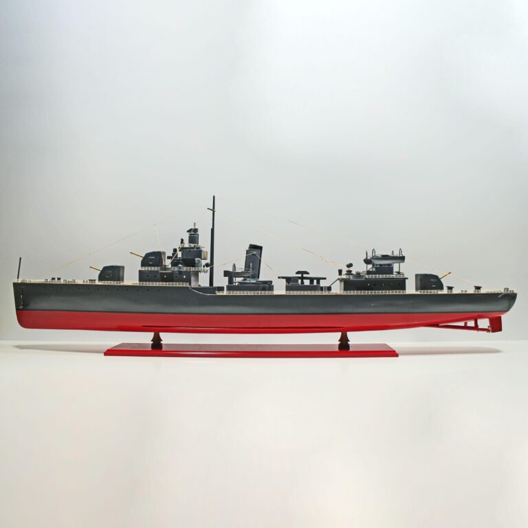 Modelo de buque de guerra hecho a mano de la USS Sims