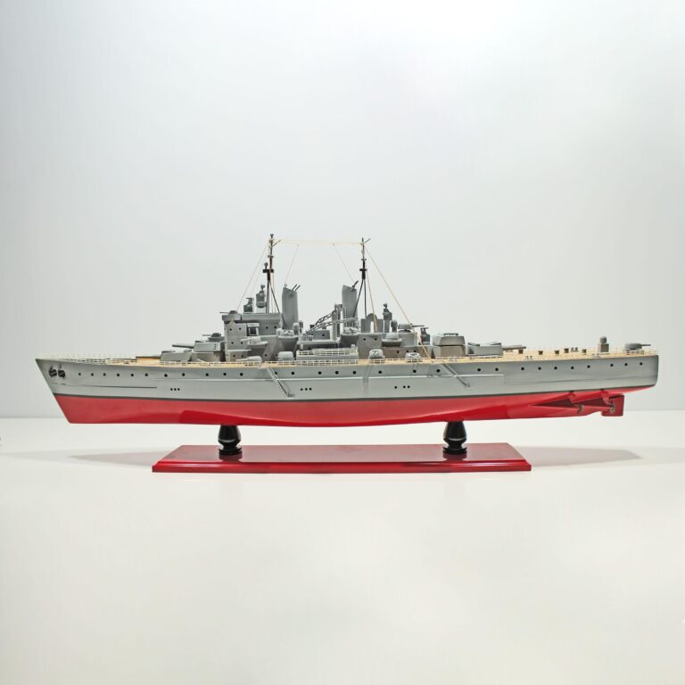 Modelo de buque de guerra hecho a mano de la USS Vanguard