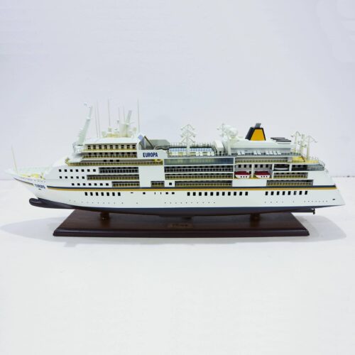 Modelo de crucero hecho a mano de madera de la MS Europa